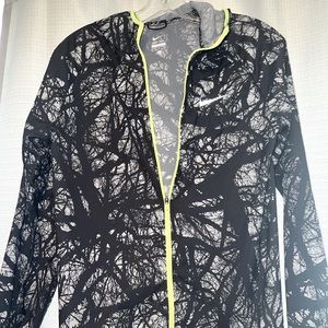 nike women’s small black + gray patterned windbreaker
